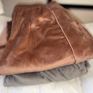 2 pairs of Skims Velour Sweatpants- Women’s Size Medium. So comfy and cute!